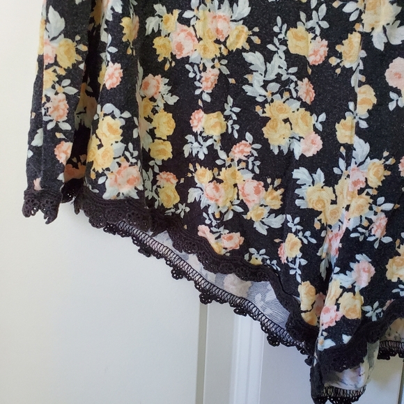 H&M Divided Floral Lace Hem Shorts - Picture 4 of 6